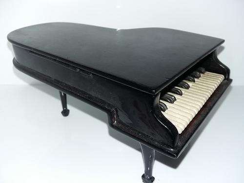 GRAND PIANO ORNAMENT